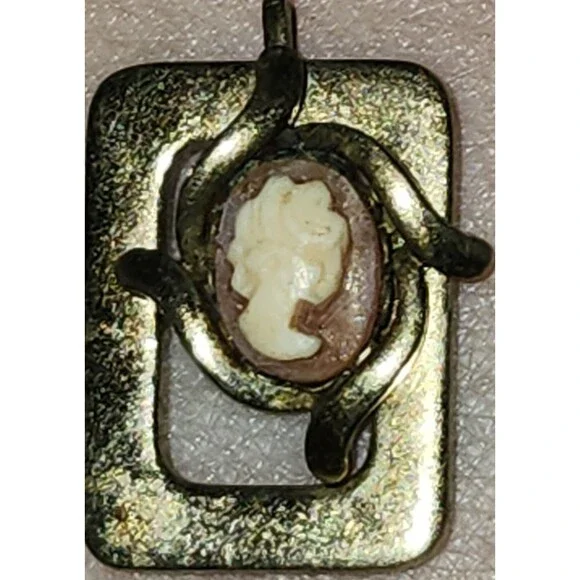 Vintage Yellow Shell Cameo Pendant – Victorian Style Gold-Tone Setting - Picture 6 of 9